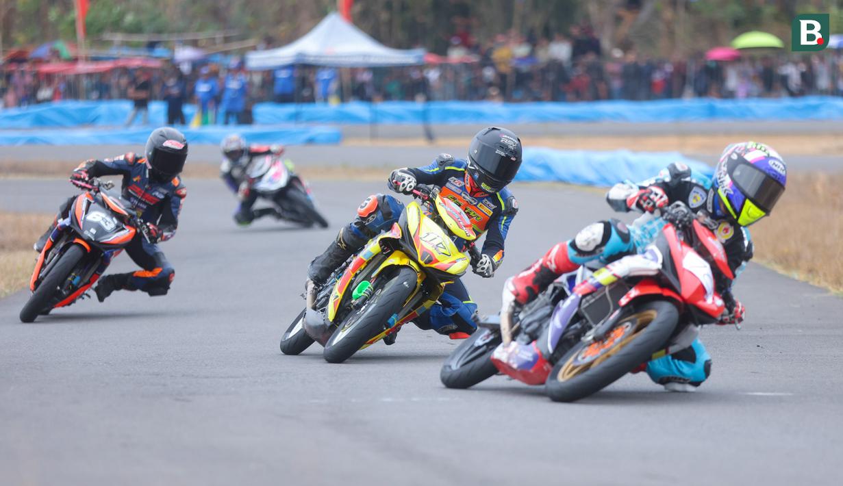 Yamaha Cup Race (YCR) yang digelar pada 21-22 September 2024 di sirkuit Pancasila Karaeng Mallombassang, Pangkep Sulawesi Selatan berjalan seru. (Bola.com/M Iqbal Ichsan)