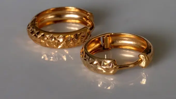 Ilustrasi Perhiasan Emas 24 Karat (Credit: Brett Jordan/Unsplash)