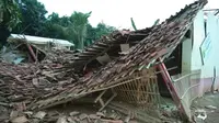 Dihantam angin, sekolah di Karawang ambruk (Liputan6.com/Abramena)
