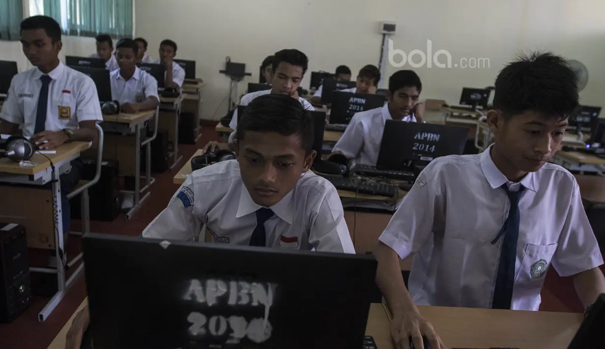 Para pemain Timnas Indonesia U-16 bersiap mengerjakan Ujian Nasional tingkat SMP di SMA 39 Cijantung, Jakarta, Rabu (3/5/2017). (Bola.com/Vitalis Yogi Trisna)