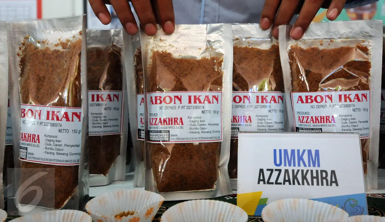 Hasil produksi UMKM berbahan dasar ikan dipamerkan pada puncak peringatan Hari Ikan Nasional ke-2 di Senayan Jakarta, Minggu (22/11/2015). Puncak Harkannas ke-2 dihadiri ibu Wakil Presiden, Mufidah Jusuf Kalla. (Liputan6.com/Helmi Fithriansyah)