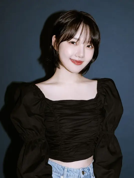 Di sini Yerin tampil mengenakan atasan dengan nuansa puffy, detail kerut terlihat pada bagian lengan panjang busana yang didesain balon. Yerin memadukannya dengan celana denim. Foto: Instagram @every__nn.