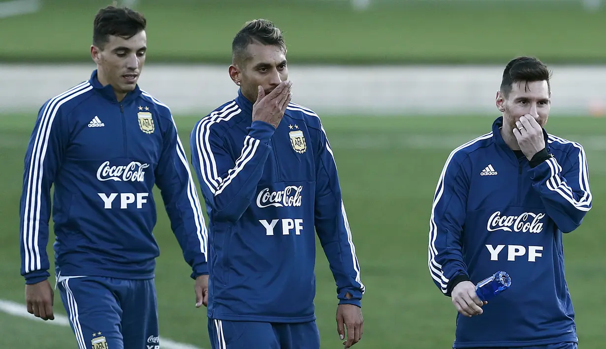 Gelandang Argentina, Lionel Messi, bersama rekan-rekannya saat latihan di Valdebebas, Madrid, Selasa (19/3). Latihan ini merupakan persiapan jelang laga persahabatan melawan Venezuela. (AFP/Benjamin Cremel)