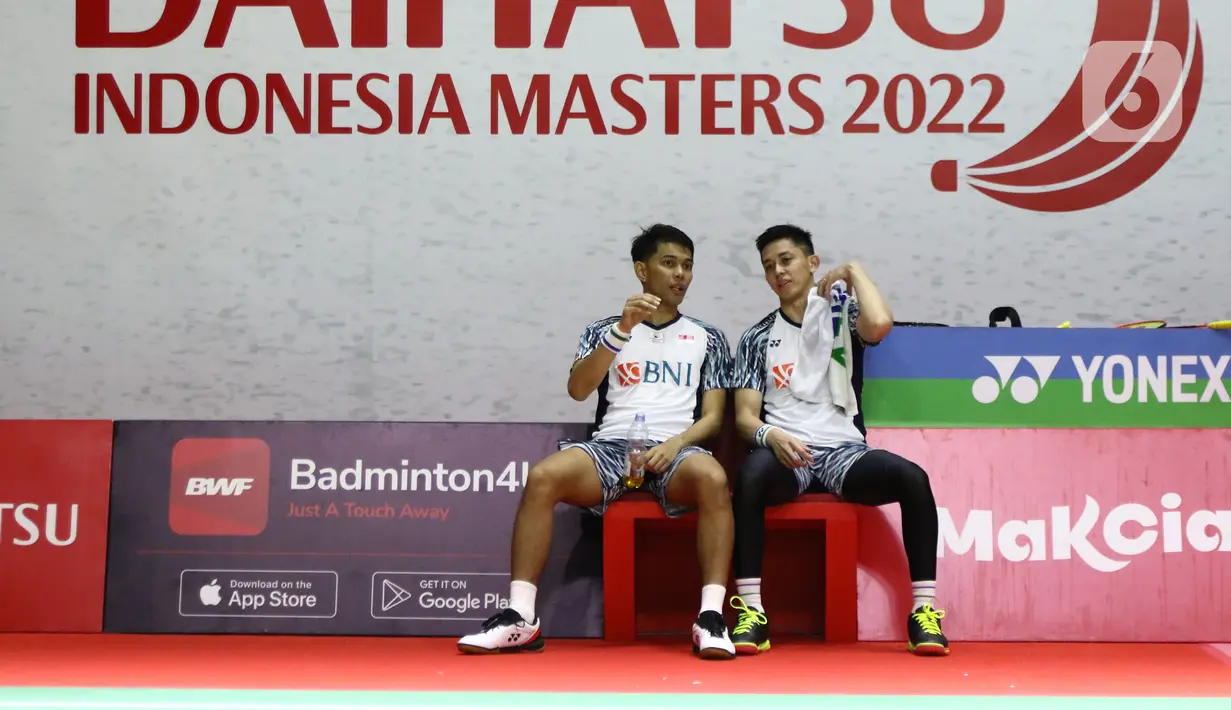 Pebulu tangkis ganda putra Indonesia, Fajar Alfian/Muhammad Rian Ardianto saat bertanding melawan Pramudya Kusumawardana/Yeremia Erich Yoche Yacob Rambitan pada babak 16 besar Indonesia Masters 2022 di Istora Senayan, Jakarta, Kamis (9/6/2022). Fajar/Rian unggul dan melaju ke babak berikutnya. (Liputan6.com/Helmi Fithriansyah)
