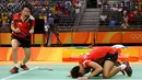 Tontowi Ahmad bersujud syukur dan Liliyana Natsir berteriak kegirangan setelah mengalahkan Chan Peng Soon/Goh Liu Ying pada partai final ganda campuran bulutangkis Olimpiade Rio 2016 di Riocentrio, Rabu (17/8/2016) WIB. (Reuters/Mike Blake)