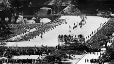 Kereta kerajaan yang membawa Putra Mahkota Jepang Akihito dan pengantin Michiko Shoda pada hari pernikahan mereka di Istana Kerajaan di Tokyo, pada 10 April 1959. (AFP Photo)