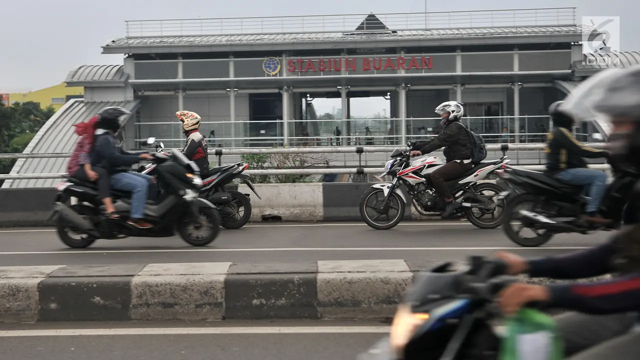 Aksi Nekat Pemotor Lawan Arah di Jalan Layang