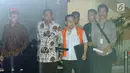 Terdakwa dugaan korupsi E-KTP, Setya Novanto (ketiga kiri) usai menjalani pemeriksaan di Gedung KPK, Jakarta, Selasa (20/2). Dia diperiksa sebagai saksi untuk tersangka Dirut PT Quadra Solution Anang Sugiana Sudihardjo. (Liputan6.com/Helmi Fithriansyah)