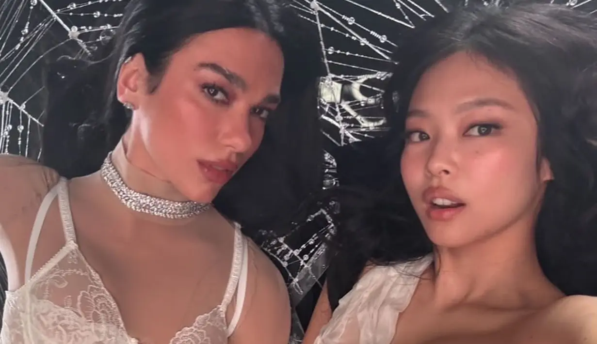 Jennie yang dikenal sebagai main rapper dan lead vocalist BLACKPINK, dan Dua Lipa, penyanyi kenamaan asal Inggris-Albania, keduanya telah mencapai puncak kesuksesan di industri musik masing-masing. Kolaborasi ‘Handlebars’ ini menjadi bukti nyata kekuatan dua talenta besar yang bersatu. (Liputan6.com/IG/@dualipa)