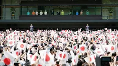 Kaisar Jepang Naruhito dan Permaisuri Masako saat menyapa simpatisan dalam penampilan perdananya ke publik di Istana Kekaisaran di Tokyo, Jepang (4/5/2019). Naruhito resmi menjadi penguasa monarki tertua dunia setelah sang ayah, Kaisar Akihito, resmi turun takhta. (AP Photo/Eugene Hoshiko)