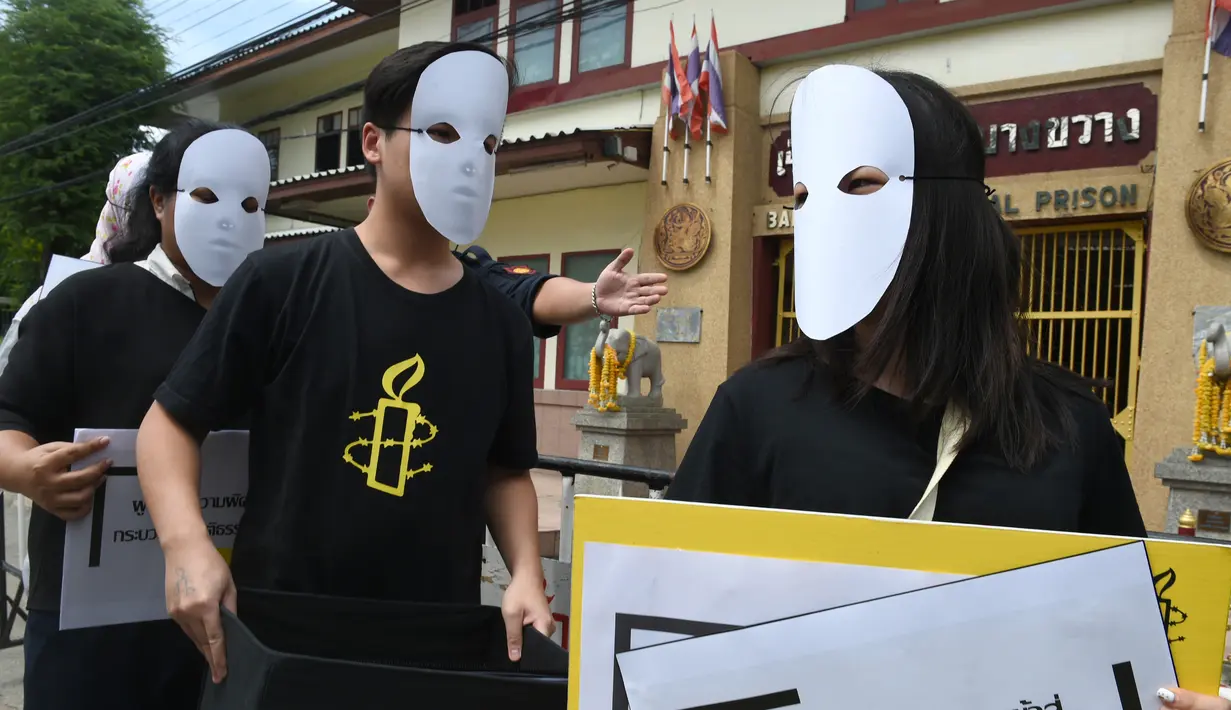 Aktivis dari Amnesty International melakukan aksi tolak eksekusi hukuman mati dengan suntik di depan penjara Bang Kwang di Nonthaburi, Bangkok (19/6). Theerasak Longji dihukum mati atas pembunuhan seorang remaja pada tahun 2012. (AFP PHOTO / Romeo Gacad)