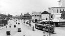 Jalanan Surabaya masih sepi dengan trem yang masih beroperasi circa 1925. (Source: brilio.net/agt)
