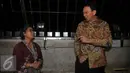 Gubernur DKI Jakarta Basuki Tjahaja Purnama (Ahok) berbincang dengan seorang wanita usai meresmikan Wisata Malam Monas di Jakarta, Selasa (5/4). Pihak pengelola turut menambah jumlah tiket yang dijual per harinya. (Liputan6.com/Gempur M Surya)
