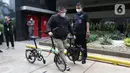 Perantara anggota Komisi II DPR Fraksi PDIP Ihsan Yunus, Agustri Yogasmara membawa sepeda merek Brompton jelang rekonstruksi di Gedung KPK, Jakarta, Rabu (10/2/2021). Agustri menyerahkan dua unit sepeda terkait kasus suap pengadaan bansos untuk Jabodetabek 2020. (Liputan6.com/Helmi Fithriansyah)