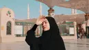 Tak cuma menawan dengan balutan fashion trendi, Febby Rastanty juga makin anggun dalam balutan hijab. Ini dapat dilihat dari unggahannya saat melakukan ibadah umrah. (Liputan6.com/IG/@febbyrastanty)