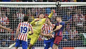 Kiper Atletico Madrid, Juan Musso (tengah), melakukan penyelamatan saat pertandingan leg kedua perempat final Liga Champions 2025/2026 antara Club Atlético de Madrid dan FC Barcelona di Stadion Metropolitano, Madrid, pada 14 April 2026. (Javier SORIANO / AFP)