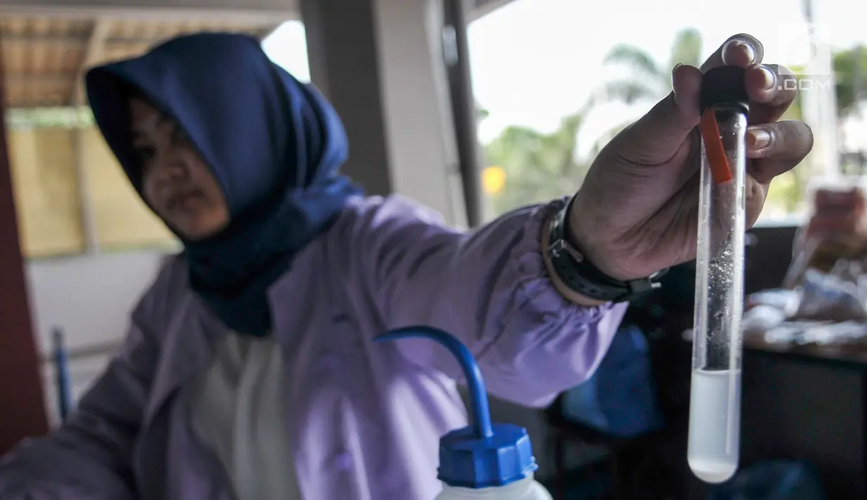Petugas BPOM menunjukan hasil uji bahan makanan yang mengandung boraks, Jakarta, Rabu (14/6). BPOM dan Sudin Pangan DKI Jakarta Selatan sidak makanan di pasar swalayan Pasar Swalayan Gelael Tebet. (Liputan6.com/Yoppy Renato)