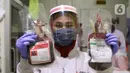 Petugas menunjukkan stok darah di PMI Kota Tangerang, Kamis (28/5/2020). Di tengah pandemi  Covid-19 yang penyebarannya semakin masif, PMI Kota Tangerang tetap memberikan pelayanan donor darah dengan melakukan protokol kesehatan. (Liputan6.com/Angga Yuniar)