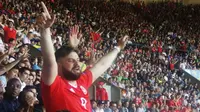 Suporter Wales saat merayakan kemenangan timnya atas Irlandia Utara, pada 16 besar Piala Eropa 2016, di Parc des Princes, Minggu (26/6/2016). (Bola.com/Ary WIbowo). 