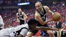 Pemain San Antonio Spurs, Manu Ginobili (kanan) berushaa melewati adangan pemain Houston Rockets, Clint Capela pada gim keenam semifinal NBA Wilayah Barat di Houston, (11/5/2017). Spurs menang 114-75. (AP/Eric Christian Smith)