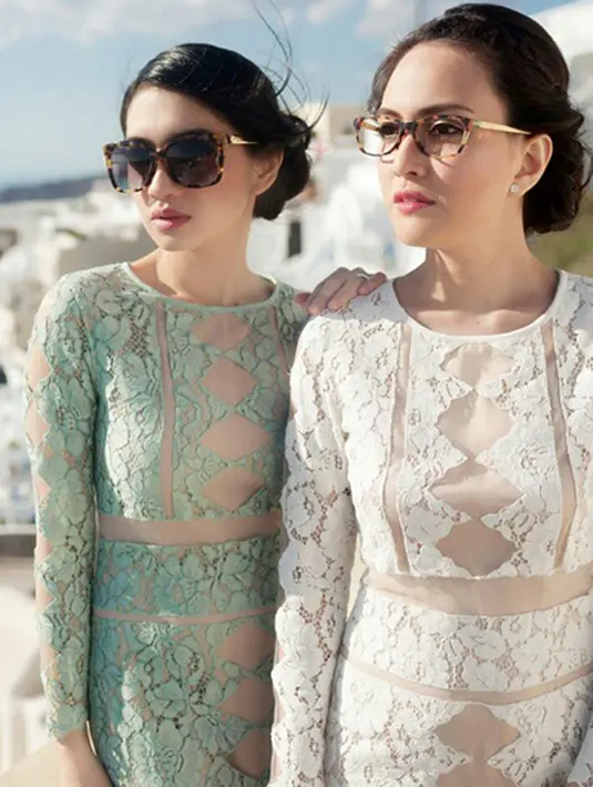 Bukan hanya Angel Karamoy yang menjadi penyuka kacamata, artis cantik Shandy Aulia pun menggunakan kacamata. (via instagram/@realangelkaramoy)