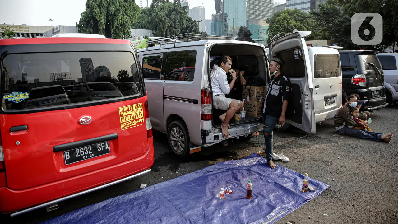 FOTO: Nekat Angkut Pemudik, 115 Kendaraan Travel Gelap Diamankan Polda Metro Jaya