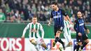 Pemain Inter Milan, Matteo Politano memberikan umpan pada leg 1, 32 besar Liga Europa yang berlangsung di stadion Allianz, Wina, Jumat (15/2). Inter Milan menang 1-0 atas Rapid Wina. (AFP/Joe Klamar)