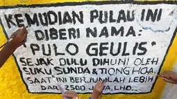 Mural pada dinding areal gang sempit yang dilukis anak-anak saat kegiatan kick off Kampung Mural di Pulo Gelis, Bogor, Minggu (18/3). Kegiatan membuat mural dengan berbagai tema ini diikuti sejumlah komunitas dan warga setempat. (Merdeka.com/Arie Basuki)
