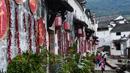 Sejumlah wisatawan mengunjungi desa kuno Xinye di Kota Jiande, Provinsi Zhejiang, China timur, pada 15 Oktober 2020. Dihiasi tanaman beraneka warna, desa kuno tersebut menarik minat banyak pengunjung. (Xinhua/Xu Yu)