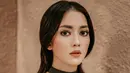 Biasa tampil natural, pemilik nama lengkap Ririn Dwi Ariyanti Noto ini tetap menawan dengan makeup tebal serta pakai gaun putih bermotif bunga. (Liputan6.com/IG/@ririndwiariyanti)