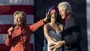 (Ki-ka) Hillary Clinton, Katy Perry dan Bill Clinton saat kampanye di Des Moines , Iowa , Sabtu (24/10/ 2015). Kehadiran Katy Perry membuat kampanye Hillary disambut dengan antusias oleh warga.  (REUTERS / Scott Morgan)