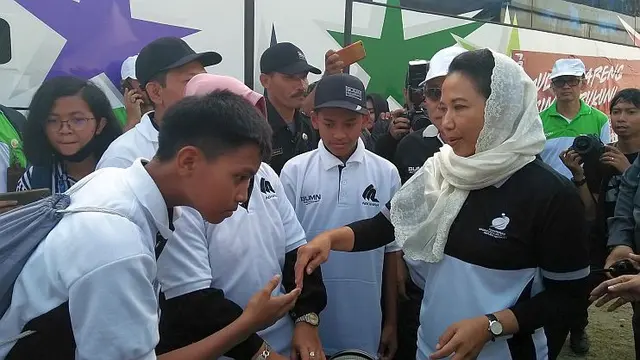 Menteri BUMN Rini Soemarno melepas keberangkatan  pemudik dalam Program Mudik Bareng BUMN 2018 di Ancol, Jakarta, Sabtu (9/6/2018). (Dwi Aditya Putra/Merdeka.com)