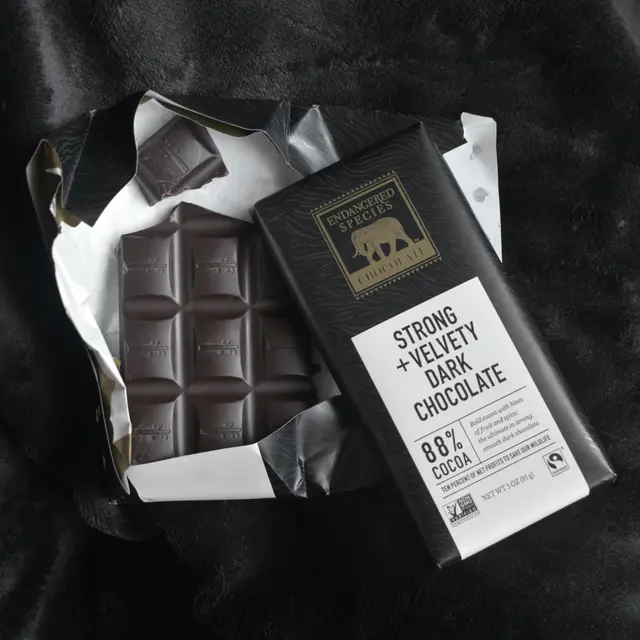 Contoh ilustrasi dark chocolate atau cokelat hitam