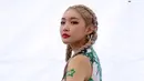 Chungha kemudian tampil dengan berbagai lagu hits andalannya seperti Roller Coaster, Gotta Go, Snapping dan masih banyak lagi. Ia mengusung konsep dengan gaya girl crush dengan fashion yang simpel namun memesona. (Liputan6.com/IG/@chungha_official)
