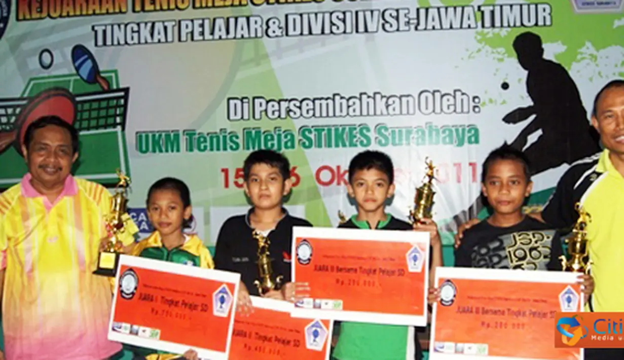 Citizen6, Surabaya: Kejuaraan Tenis Meja Stikes Surabaya Cup 2011 tingkat pelajar dan divisi IV se-Jawa Timur digelar di jalan Medokan Semampir Indah No 27 Surabaya, Minggu (16/10). (Pengirim: Stikes Surabaya)
