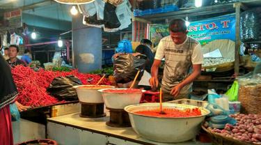 Pedagang melayani pembeli di Pasar Raya Padang. 9Liputan6.com/ Novia Harlina)