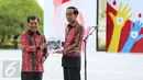 Wakil Presiden Jusuf Kalla (kiri) memberikan buku tentang PMI kepada Presiden Jokowi dalam penganugerahan tanda kehormatan Satyalencana Kebaktian Sosial kepada 893 pendonor darah sukarela di Istana Bogor, Jumat (18/12). (Liputan6.com/Faizal Fanani)