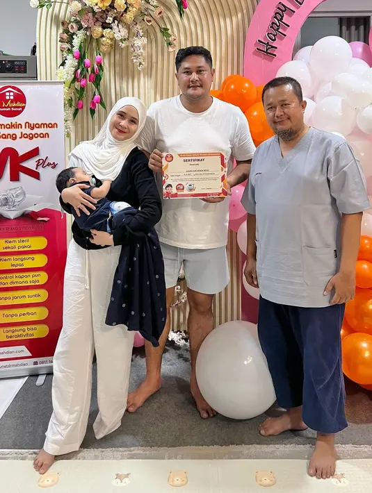 "Selamat 4 bulan adek.. Alhamdulillah sudah di SUNAT.. lega sekali rasanya berhasil melewati proses ini (lagi).. Kita sunat dirumah, prosesnya cepat sepertinya ga sampe 15menit tp sungguh menjadi 15menit yg sangat menegangkan, degdegan dan sedih bgt denger adek teriak kejer." tulisnya dalam unggahan 11 Desember lalu. [Instagram/ryana_dea]