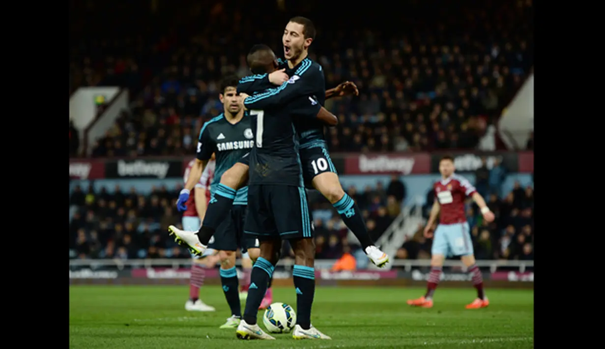 Gelandang Chelsea, Eden Hazard merayakan selebrasi usai mencetak gol bersama pemain Chelsea lainnya saat Laga Liga Premier Inggris di Stadion Boleyn Ground, Inggris, Rabu (4/3/2015). Chelsea menang 1-0 atas West ham. (Reuters/Tony O'Brien) 