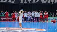 Para pemain Timnas Futsal Indonesia melihat pemain Timnas Iran mencium trofi kemenangan dalam Piala Asia Futsal 2026 yang berlangsung di Indonesia Arena, Senayan, Jakarta, Sabtu (07/02/2026). (Bola.com/Bagaskara Lazuardi)