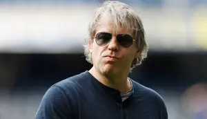 Todd Boehly juga menempatkan dirinya masuk dalam jajaran bos klub sepak bola kaya raya di dunia. Pemilik baru Chelsea ini memiliki kekayaan sebesar 10,86 miliar pounds atau setara Rp195,6 triliun. (AFP/Glyn Kirk)