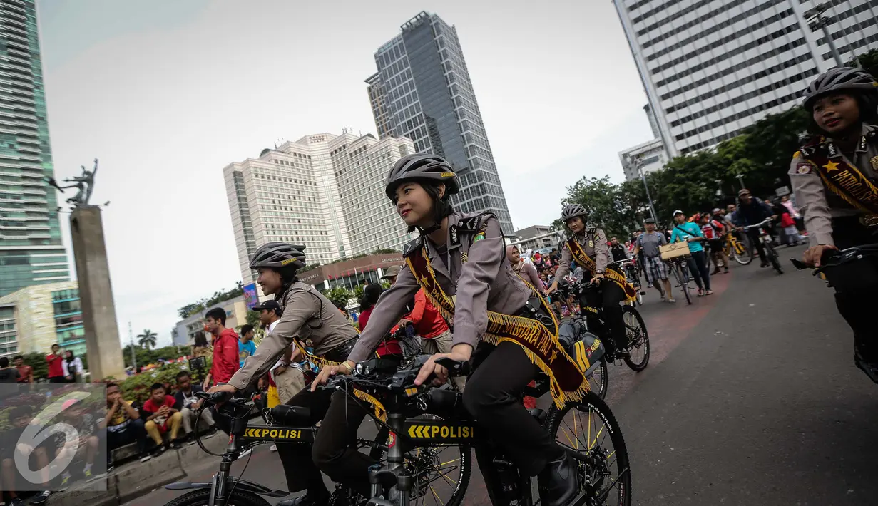 Sejumlah polwan bersepeda melakukan patroli di kawasan Bunderan HI, Jakarta (15/1). Polwan dari Sabhara Polda Metro Jaya ini melakukan patroli pengamanan pelaksanaan hari bebas kendaraan bermotor di jalan Sudirman-Thamrin. (Liputan6.com/Faizal Fanani)