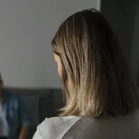 Silent treatment kerap menjadi mekanisme pertahanan ketika seseorang merasa frustrasi atau kecewa. Foto: Freepik
