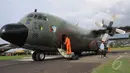 TNI AU mengerahkan dua armada Hercules C 130 dari Skadron 31 Lanud Halim Perdanakusuma untuk melakukan pencarian pesawat AirAsia yang hilang kontak pada Minggu (28/12/2014) pagi, Senin (29/12/2014). (Liputan6.com/Herman Zakharia)