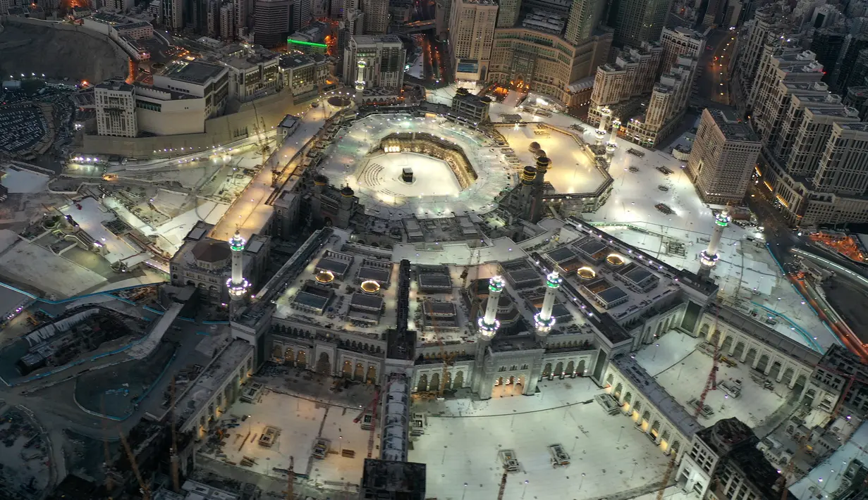 Pandangan dari udara menunjukkan suasana Masjidil Haram di Kota Suci Mekkah, Arab Saudi, 24 Mei 2020. Masjid yang berlokasi di pusat Kota Mekkah ini merupakan tujuan utama dalam ibadah haji. (STR/AFP)