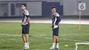 Meski baru tiba di Jakarta, pemain yang baru saja dinaturalisasi, Kevin Diks (kiri), terlihat ikut menjalani latihan bersama timnas Indonesia. (Liputan6.com/Angga Yuniar)