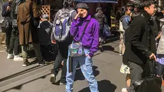 Ia juga sempat berfoto ditengah-tengah keramaian kota. Gaya Santai Sheryl sendiri terlihat sangat santai dengan menggunakan sneakers, sling bag dan juga sebuah topi. (Liputan6.com/IG/@sherylsheinafia)