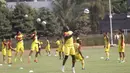Pemain Sriwijaya FC serius dalam latihan di Stadion Soemantri Brojonegoro, Jakarta, Jumat (16/10/2015) pagi WIB. (Bola.com/Nicklas Hanoatubun)