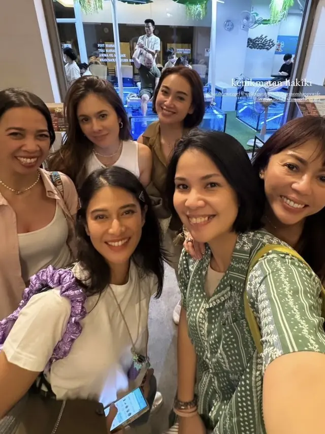 Dian Sastrowardoyo dan Wulan Guritno saat Traveling Bareng ke Thailand.