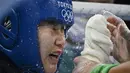 Pelatih memercikkan air ke wajah petinju asal Uzbekistan, Tursunoy Rakhimova dalam pertandingan tinju kelas terbang putri pada Olimpiade Tokyo 2020, Kamis (29/7/2021). (Foto: AP/Pool/Luis Robayo)